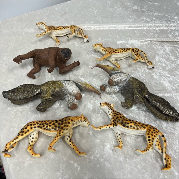 Set of 7 toy figures 1 orangutan 2 giant anteaters 4 cheetahs - Picture 3 of 16